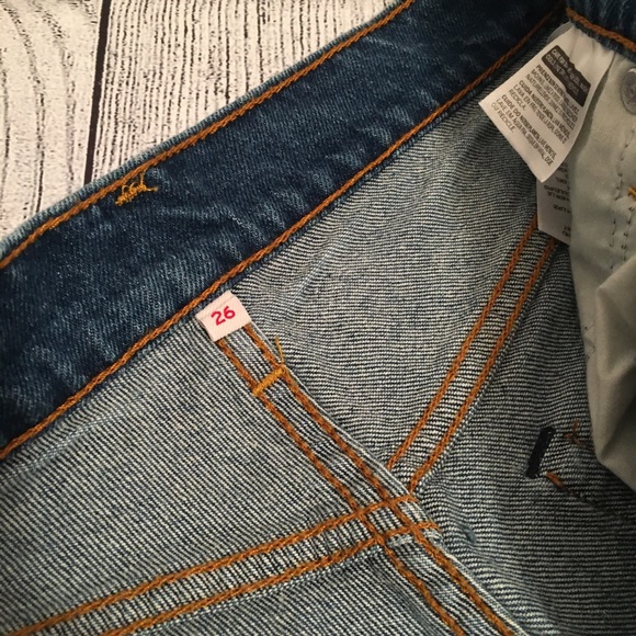 Levi’s Women’s High Waisted Medium Wash Shorts size 26 - Picture 8 of 9